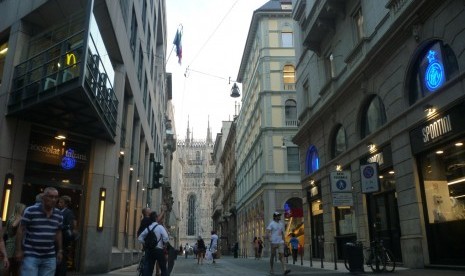 Duomo di Milano terlihat di ujung.