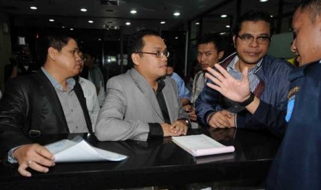  Durapati Sinulingga (tengah) berama rekan pengacara dari Kantor Pengacara Hotma Sitompul and Associate saat mendatangi gedung KPK di Jakarta, Kamis (25/7) malam. 