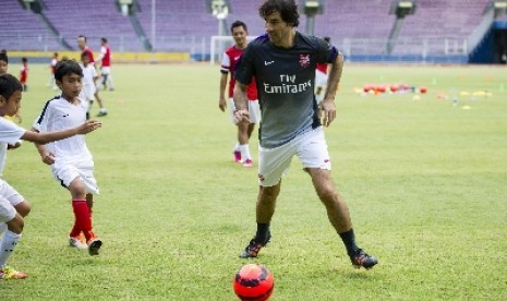 Duta Arsenal, Robert Pires, menggelar klinik pelatihan di Stadion Gelora Bung Karno, Jakarta, Kamis (28/2). 