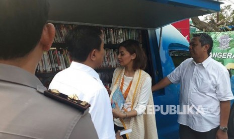 Duta Baca Indonesia, Najwa Shihab dan Kapolres Tangsel, AKBP Fadli Widiyanto meresmikan Pojok Baca di Satpas SIM Tangsel, Rabu (25/10). 