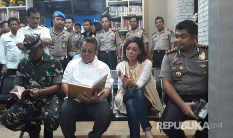 Duta Baca Indonesia, Najwa Shihab dan Kapolres Tangsel, AKBP Fadli Widiyanto meresmikan Pojok Baca di Satpas SIM Tangsel, Rabu (25/10). 