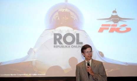 Duta Besar Amerika Robert Blake memeberikan paparan saat perkenalan F16 Simulator milik Lockheed Martin di Jakarta, Rabu (7/10). 