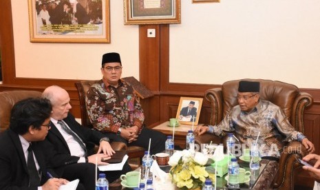 Duta Besar Amerika Serikat untuk Indonesia, Joseph Donovan berkunjung ke Kantor Pengurus Besar Nahdlatul Ulama (PBNU) di Jalan Kramat Raya, Kenari, Senen, Jakarta Pusat, Senin (26/3) siang. Joseph disambut Ketua Umum PBNU, KH Said Aqil Siradj dan Sekjen PBNU Helmy Faishal Zaini.