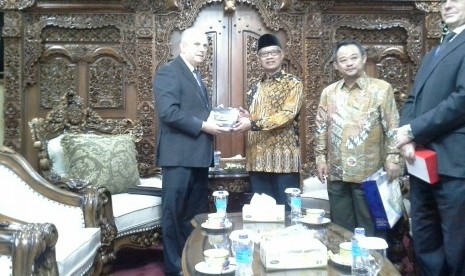 Duta Besar Amerika Serikat untuk Indonesia Joseph R Donovan (kiri) bersama Ketua Umum Muhammadiyah Haedar Nashir (berkopiah) di Kantor Muhammadiyah, Kamis (2/1).