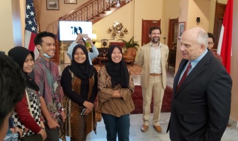 Duta Besar Amerika Serikat untuk Republik Indonesia Joseph R Donovan Jr mengantar keberangkatan 80 peserta pertukaran pelajar dari program Kennedy Lugar Youth Exchange and Study (YES), Senin (5/8). 