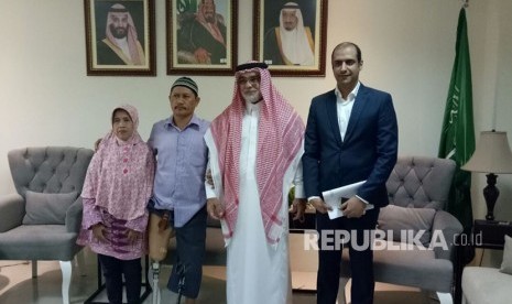 Duta Besar Arab Saudi Osama bin Mohammed Abdullah Al Shuaibi menyerahkan secara simbolis bantuan kaki palsu pada wara Slipi, Jakarta, Suhandi di Kedutaan Saudi, Jakarta, Selasa (6/2). 