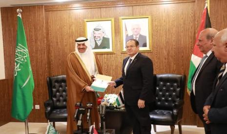 Duta Besar Arab Saudi pertama untuk Palestina Nayef bin Bandar al-Sudairi (kiri) pada 12 Agustus 2023.