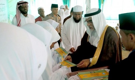 Duta Besar Arab Saudi, Syaikh Osama bin Muhammed Al-Shuibi melepas 63 santri Pondok Pesantren Nuu Waar AFKN, Bekasi yang akan belajar di Lembaga Ilmu Pengetahuan Islam dan Arab (LIPIA) yang ada di Jakarta dan Aceh.