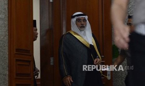 Duta Besar Arab Saudi untuk Indonesia Usamah bin Muhammad Abdullah Al-Shuaibi (kanan) berjalan keluar ruangan seusai melakukan pertemuan bersama Polri terkait pengamanan Raja Salman di Mabes Polri, Jakarta, Senin (27/2).