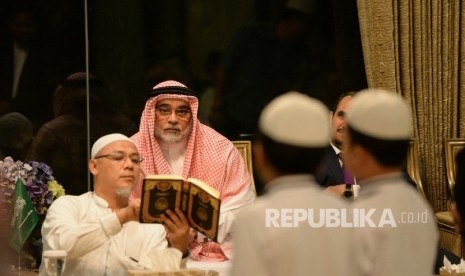 Duta Besar Arab Saudi untuk Indonesia Osama bin Mohammed Abdullah Al Shuaibi mengetes hafalan santri saat pertemuan di Kediaman Kedutaan Arab Saudi, Jakarta, Senin (8/5) malam.