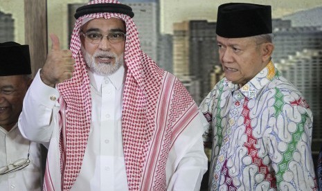 Duta Besar Arab Saudi untuk Indonesia Osama bin Mohammed Al-Shuaibi (kiri) didampingi Ketua Pimpinan Pusat (PP) Muhammadiyah Anwar Abbas (kanan) menyapa wartawan seusai menggelar jumpa pers di kantor PP Muhammadiyah, Jakarta, Selasa (13/11/2018).