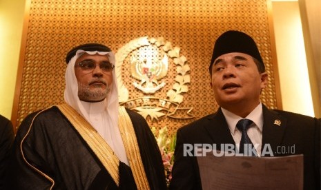 Duta Besar Arab Saudi untuk Indonesia Osama Mohammad Abdullah Al Shuaibi (kiri) berbincang bersama Ketua Dewan Perwakilan Rakyat (DPR) Ade Komarudin (kanan) saat melakukan pertemuan di Kompleks Parlemen, Jakarta, Rabu (16/11).