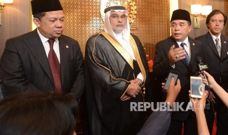 Dubes Arab Saudi untuk Indonesia Osama Mohammad Abdullah Al Shuaibi (kedua kiri) bersama Ketua DPR Ade Komarudin (kedua kanan) saat melakukan pertemuan di Kompleks Parlemen, Jakarta, Rabu (16/11).