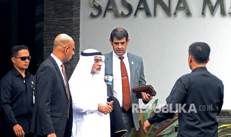 Duta besar Arab Saudi untuk Indonesia Osama Mohammad Abdullah Al-Shuaibi menunggu kedatangan delegasi awal rombongan Raja Arab Saudi Salman bin Abdulaziz Al Saud di Bandara Halim Perdanakususma, Jakarta, Selasa (28/2).