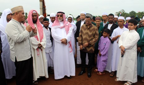 Duta Besar Arab Saudi untuk Indonesia, Syeikh Usamah bin Mohammed Abdullah Al Shuaibi menghadiri pemancangan tiang pertama  Masjid Nuu Waar yang akan dibangun di kompleks Pondok Pesanter Nuu Waar yang berlokasi di Kp Bunut, Ds Taman Sari, Kec Setu, Kab Bekasi, Jawa Barat, Sabtu (20/1).