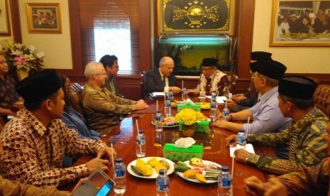 Duta Besar AS untuk Indonesia, Joseph R Donovan bersama Ketua Umum Pengurus Besar Nahdlatul Ulama, KH Said Aqil Siradj.