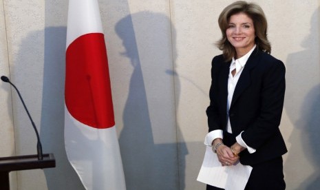   Duta Besar AS untuk Jepang Caroline Kennedy tersenyum, sebelum memberikan pernyataan saat tiba di   Bandara Internasional Narita di Narita, Tokyo, Jumat (15/11). (AP/Koji Sasahara)