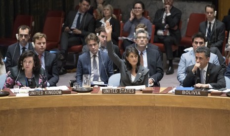  Duta Besar AS untuk PBB, Nikki Haley (tengah), memveto resolusi yang diajukan Kuwait ke Dewan Keamanan PBB tentang perlindungan internasional untuk rakyat Palestina, di Markas Besar PBB, Jumat (1/6).