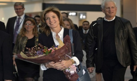   Duta Besar AS yang baru untuk Jepang Caroline Kennedy, didampingi suaminya Edwin Schlossberg (kanan) tiba di Bandara Internasional Narita, Tokyo, Jumat (15/11). (AP/Yoshikazu Tsuno)