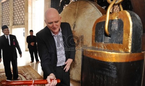 Duta Besar Australia Paul Grigson (tengah), Ketua BPPMI Mubarok (kiri) memukul beduk saat mengunjungi Masjid Istiqlal, Jakarta, Rabu (1/4).