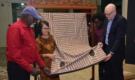 Duta Besar Australia untuk Indonesia, Paul Grigson didampingi Seniman Aborijin pembuat lukisan Yirrkala, Nawurapu menyerahkan batik Yirrkala kepada Kepala Museum Textil Jakarta, Diah Damayanti 