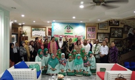 Duta Besar berfoto bersama Maya Miranda Ambarsari selaku founder 'Rumah Belajar Miranda' serta staf dan guru lembaga tersebut