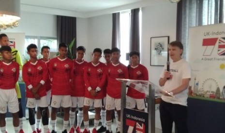 Duta Besar Britania Raya untuk Indonesia, Owen Jenkins saat melepas pemain Garuda Select ke Inggris di Kedutaan Besar Britania Raya, Jakarta, Selasa (8/10).