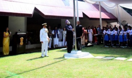 Duta Besar India Gurjit Singh menaikkan bendera