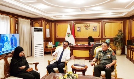 Duta Besar Indonesia untuk Arab Saudi, Agus Maftuh Abegebriel (tengah), berbincang dengan Turini (kiri) di KBRI Riyadh, Arab Saudi, Sabtu (20/7). 