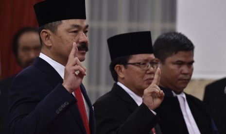 Duta Besar Indonesia untuk Malaysia Rusdi Kirana (kiri) mengucapkan sumpah jabatan saat pelantikan di Istana Negara, Jakarta, Kamis (18/5). 