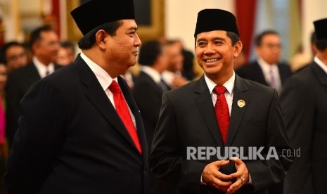  Duta Besar Indonesia untuk Ukraina Yuddy Chrisnandi (kanan) berbincang dengan Duta Besar Indonesia untuk Korsel Umar Hadi berbincang sebelum Pelantikan Duta Besar Luar Biasa dan Berkuasa Penuh Indonesia oleh Presiden Joko Widodo di Istana Negara, Jakarta,