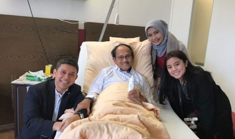 Duta Besar Indonesia untuk Ukraina, Yuddy Chrisnandi (kiri) saat mengunjungi Presiden ketiga RI, BJ Habibie di Clinic Starnberg-Munchen Jerman, Jumat (9/3).