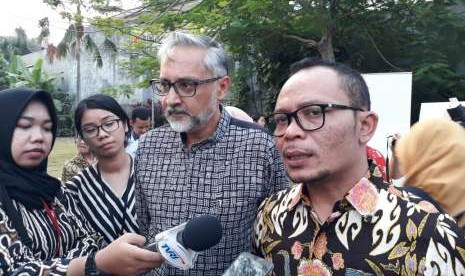 Duta Besar Inggris untuk Indonesia Moazzam Malik dan Menteri Tenaga Kerja Hanif Dhakiri dalam peluncuran English for Indonesia di Kedutaan Besar Inggris, Selasa (2/10). 