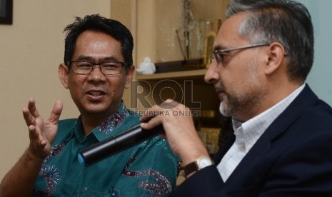 Duta Besar Inggris untuk Indonesia, Moazzam Malik (kanan) bersama Pemimpin Redaksi Republika Nasihin Masha di Kantor Republika, Jakarta Selatan, Kamis (27/8). 