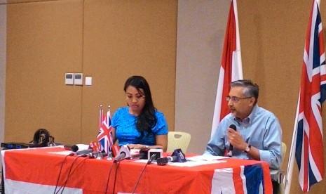 Duta Besar Inggris untuk Indonesia Moazzam Malik (kanan) bersama Juru Bicara Kedubes Inggris Faye Belnis dalam konferensi pers terkait kedatangan Perdana Menteri Inggris David Cameron ke Indonesia, Ahad (26/7). 