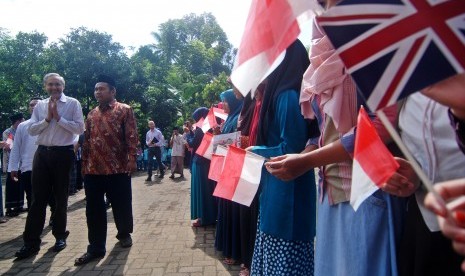 Duta Besar Inggris untuk Indonesia Moazzam Malik (kiri) didampingi Pimpinan Pondok Pesantren Edi Mancoro Muhammad Hanif (kedua kiri) mengunjungi pondok pesantren di Tuntang, Kabupaten Semarang, Jawa Tengah, Rabu (24/2)