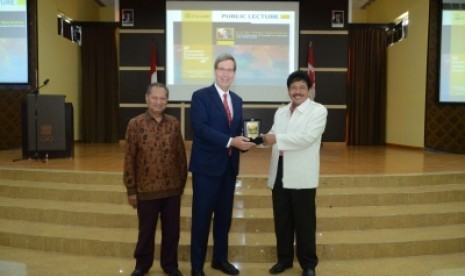 Duta Besar Kanada untuk Indonesia, H.E Peter MacArthur dan Rektor  Universitas Islam Negeri Sunan Kalijaga  (UIN Suka) Yogyakarta, Yudian Wahyudi, saat menjadi narasumber kuliah umum  di UIN Suka Yogyakarta.