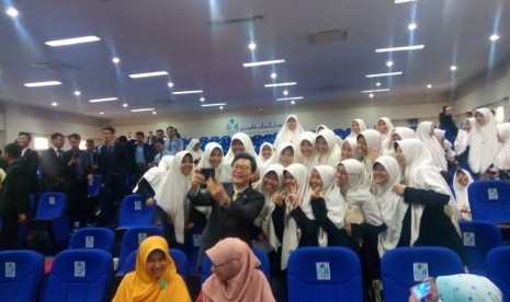 Duta besar Korea Selatan untuk Indonesia, Kim Chang Beom mengunjungi Pondok Modern Darussalam Gontor dan Universitas Darussalam Gontor pada Ahad, 18 Maret 2018.