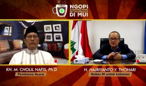 Duta Besar Luar Biasa Berkuasa Penuh RI untuk Lebanon Hajriyanto Y Thohari berbincang dengan Ketua Komisi Dakwah dan Pengembangan Masyarakat dalam Ngopi di TV MUI, Rabu (5/8) malam.