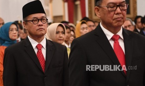 Duta Besar Luar Biasa dan Berkuasa Penuh (Dubes LBBP) untuk Lebanon Hajriyanto Thohari (kiri) bersama Dubes RI untuk negara sahabat lainnya mengikuti pelantikan oleh Presiden Joko Widodo di Istana Negara Jakarta, Senin (7/1/2019).