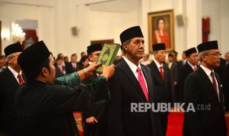 President Joko Widodo (Jokowi) installed 17 new Indonesian ambassadors at the State Palace, Monday (March 13).