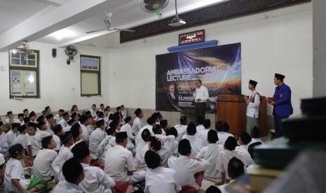 Duta Besar Moazzam Malik memberikan keynote speech di Madrasah Muallimin Muhammadiyah.