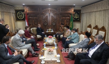 Duta besar negara di Uni Eropa diterima oleh Ketua Umum PP Muhammadiyah Haedar Nashir di Gedung Pusat Dakwah Muhammadiyah, Jakarta, Selasa (14/2).