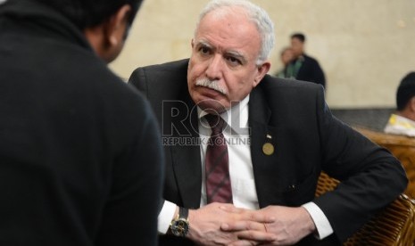 Duta Besar Palestina, Fariz Mehdawi di wawancarai oleh media saat KTT Asia Afrika yang berlangsung di Jakarta Convention Center, Senin (20/4).  (Republika/Raisan Al Farisi)