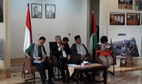 Duta Besar Palestina untuk Indonesia Zuhair Al Shun (kedua dari kiri) dalam konferensi pers seputar isu terbaru Palestina di Kedutaan Besar Palestina di Jakarta, Rabu (26/6).