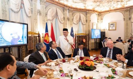 Duta Besar Republik Indonesia untuk Amerika Serikat (AS) Rosan Perkasa Roeslani menggelar acara buka puasa lintas agama (Interfaith Iftar) di KBRI Washington DC, 13 April 2023.