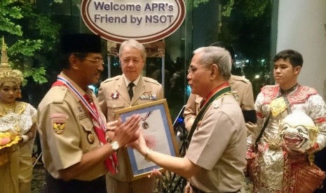 Duta Besar Republik Indonesia untuk Kerajaan Thailand, Ahmad Rusdi mendapat penghargaan Friendship Award dari National Scout Organization of Thailand. 