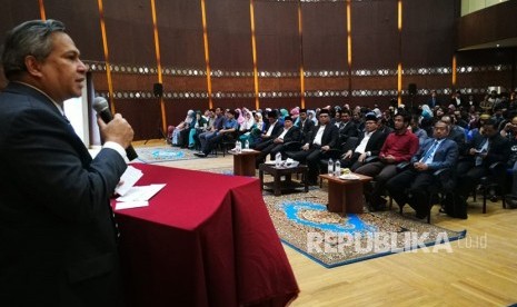 Duta Besar Republik Indonesia untuk Mesir, Hilmy Fauzi, saat memberikan sambutan dalam Talkshow di Auditorium Markaz Lughah Syeikh Zayed Hay Sadis, Cairo, Mesir, Ahad (13/5).