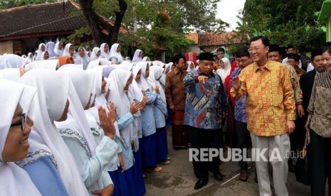  Duta Besar Republik Rakyat Cina, Xie Feng mengunjungi Pondok Pesantren KHAS Kempek di Desa Kempek, Kecamatan Gempol, Kabupaten Cirebon, Rabu (15/3).