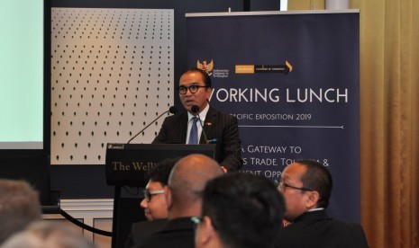 Duta Besar RI untuk Selandia Baru, Samoa, dan Kerajaan Tonga Tantowi Yahya saat berbicara dalam forum yang dileselenggarakan di Wellington Club, Selandia Baru, Selasa (26/3).